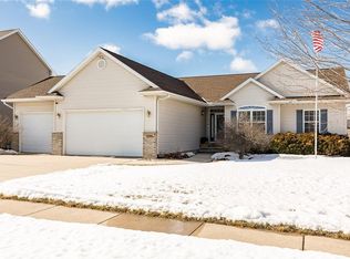 290 N 16th Ave, Hiawatha, IA 52233