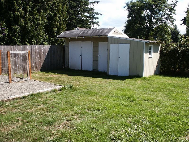 Lg. backyard w/outbuilding