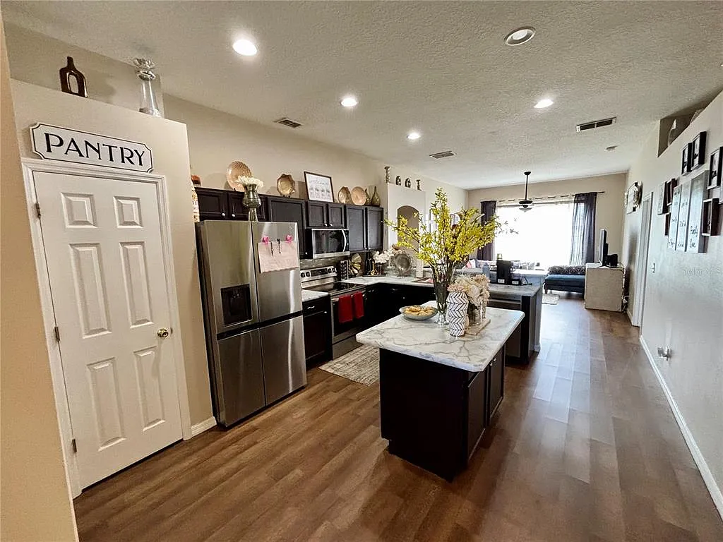3 bed, 2.0 bath, 1795 sqft, $2,600 — Photo 3