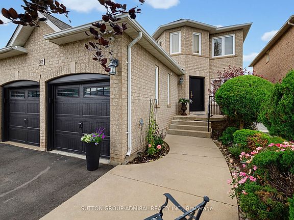 3rd image of 27 Pine Hollow Cres