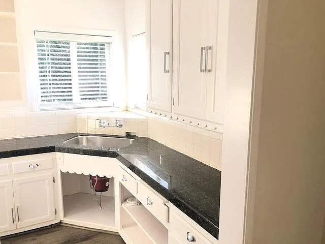 3220 S Sherbourne Dr — Photo 4
