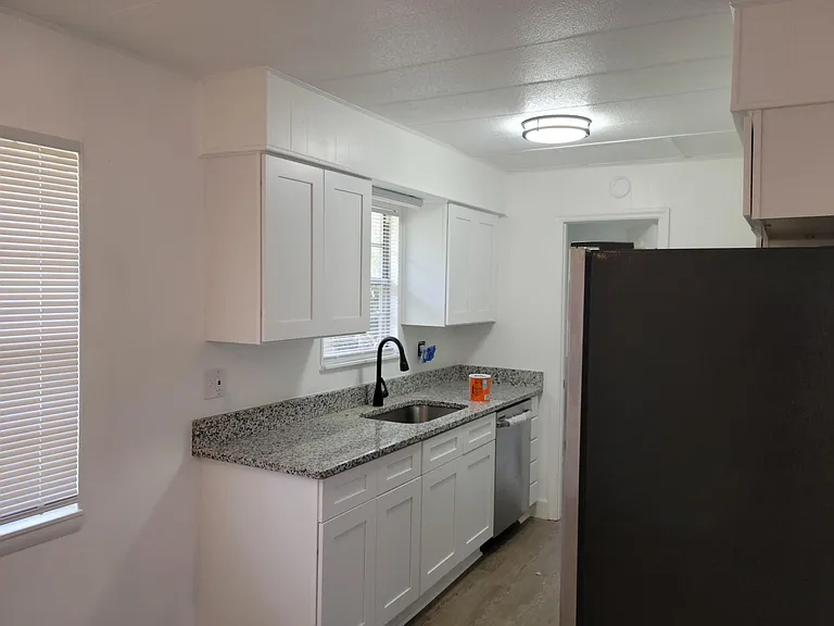 909 W Circle St — Photo 7