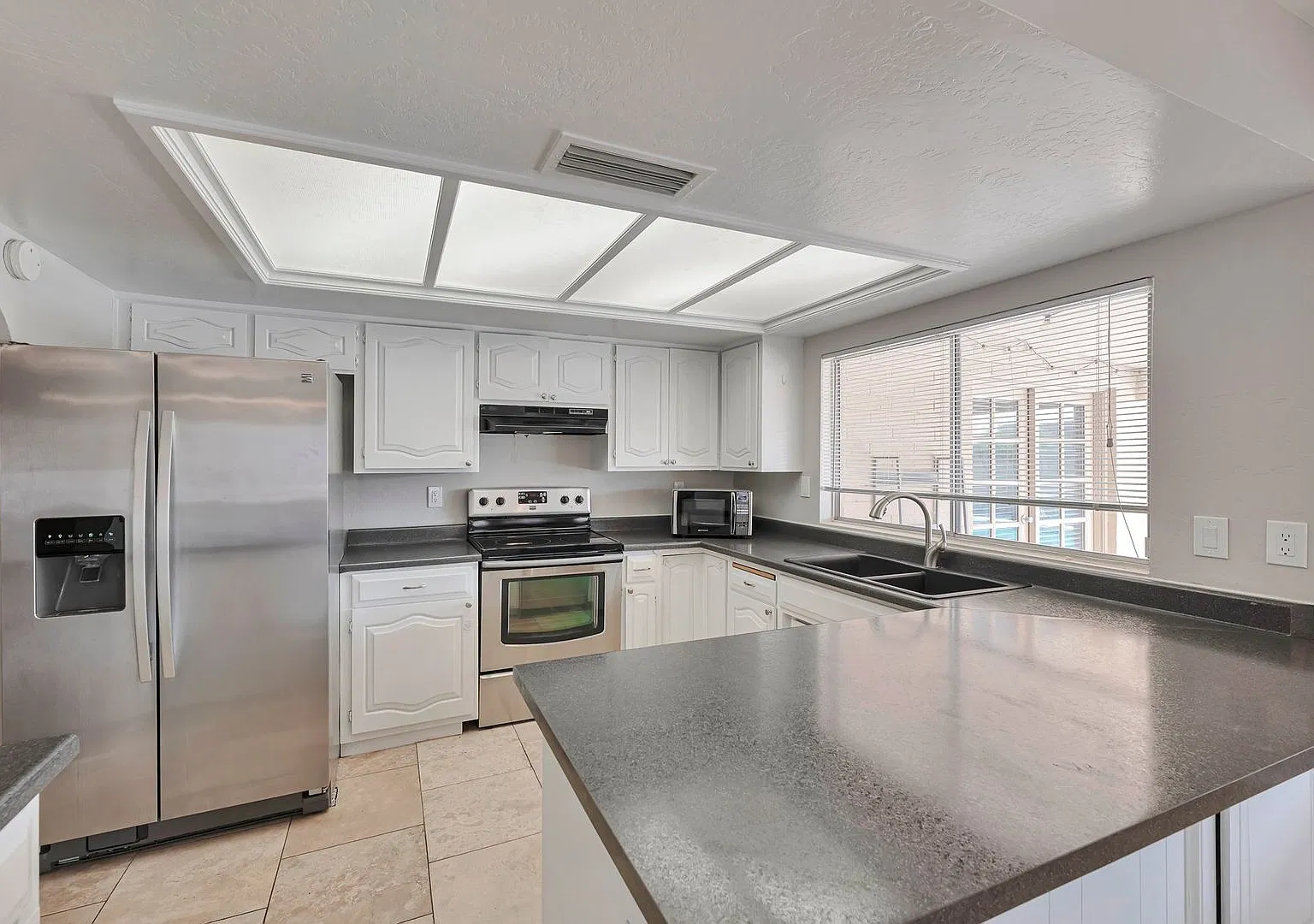 Spacious four-bedroom, two-bathroom home in the desirable South Tempe! — Photo 4