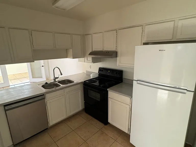 1837 N Spg #201 — Photo 1