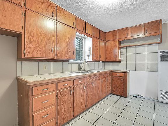 5th image of 720 W 2nd St