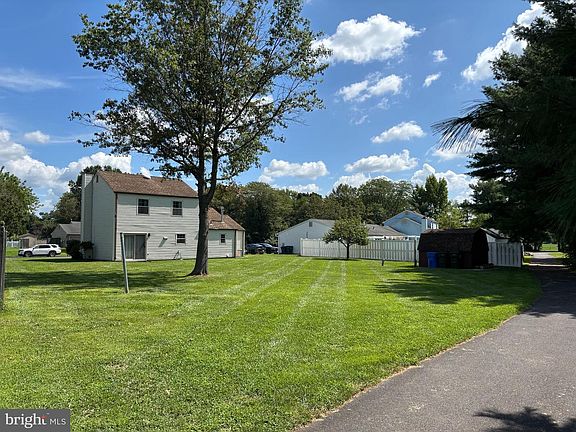 3rd image of 5 Woodcrest Dr