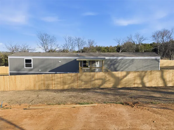 618 E 6th St #B, Blum, TX 76627