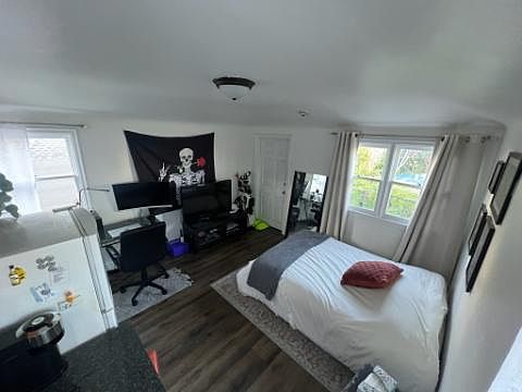 1st image of 942 1/2 Hilldale Ave
