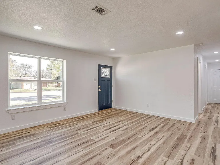 521 Mesquite Ave N — Photo 5