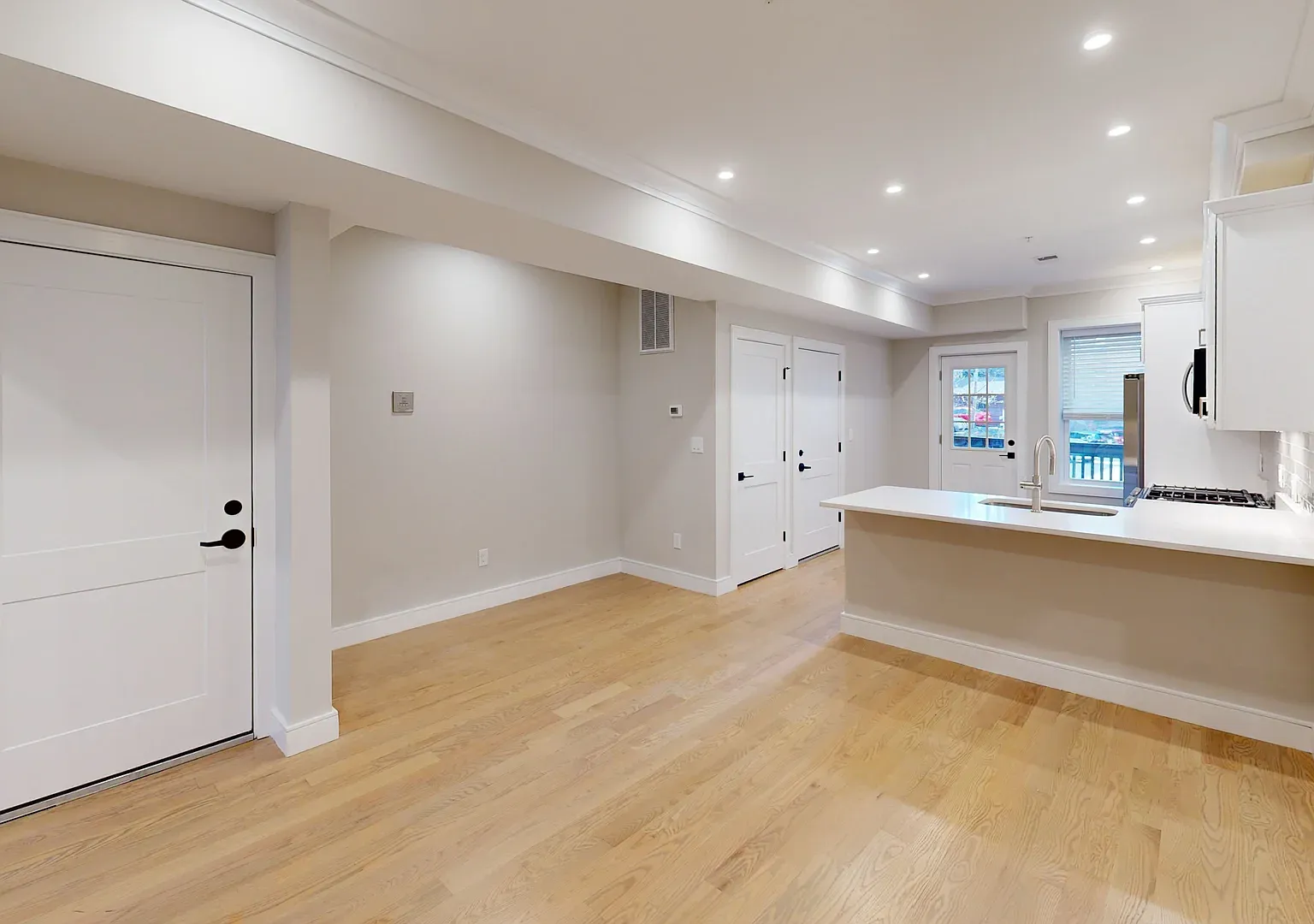 3 bed, 1000 sqft, $5,025 — Photo 3