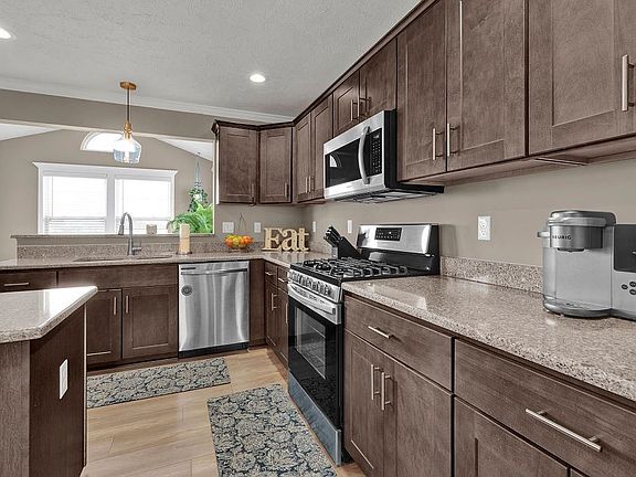 5th image of 210 Doria Ann Dr