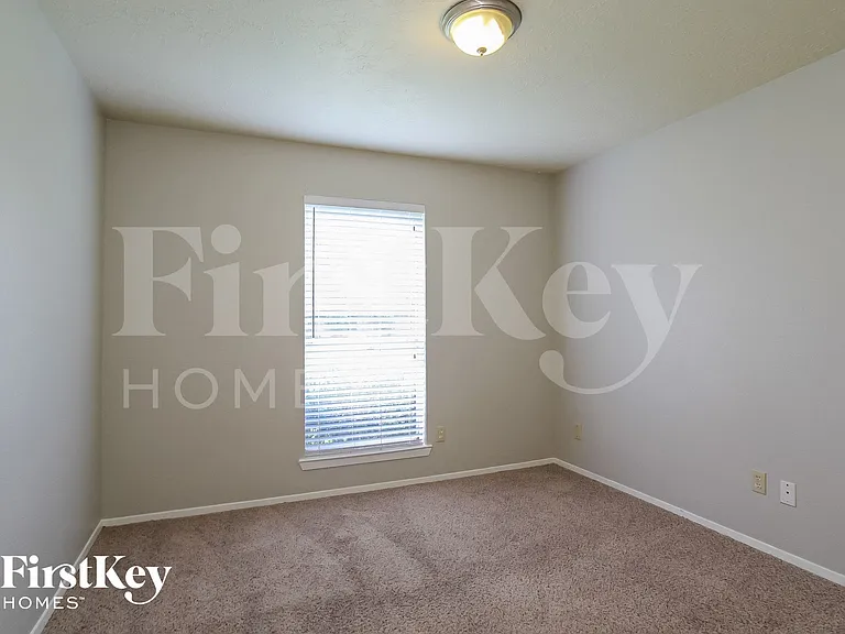 2118 Knollbrook Ln — Photo 12
