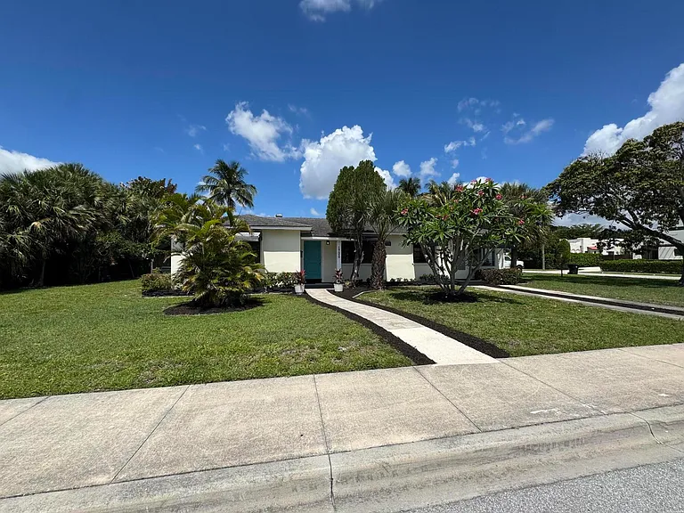 1725 N Lakeside Dr — Photo 2