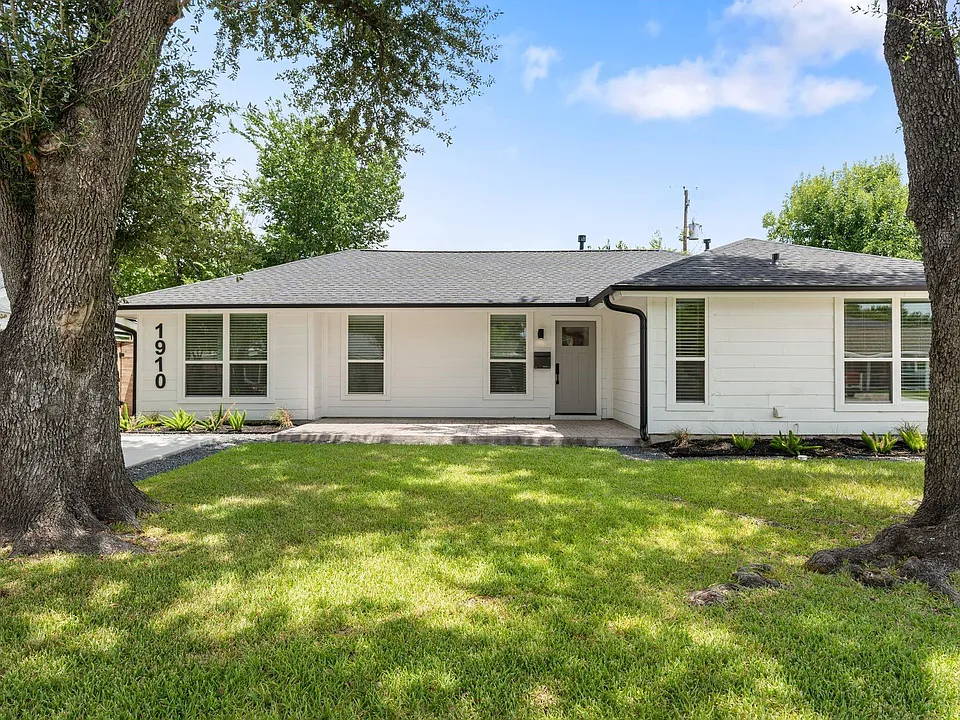 1910 Lynnview Dr