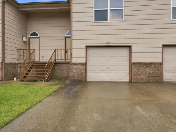 1124 Country Club Ln, Junction City, KS 66441