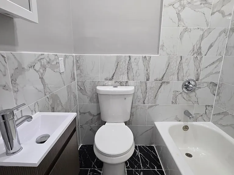 125-127 Redwood Ave #2A — Photo 2