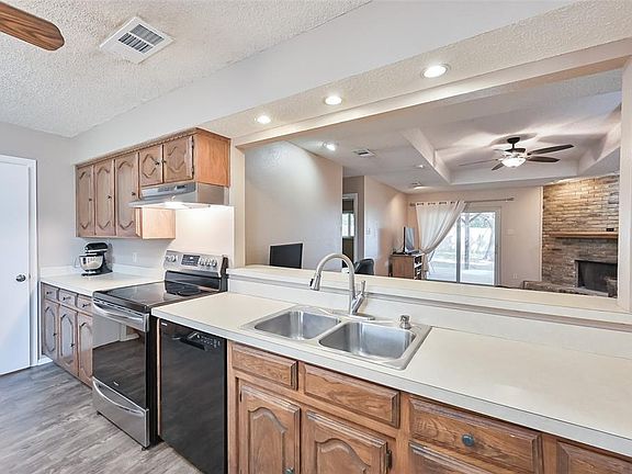 5th image of 323 Linkview Dr