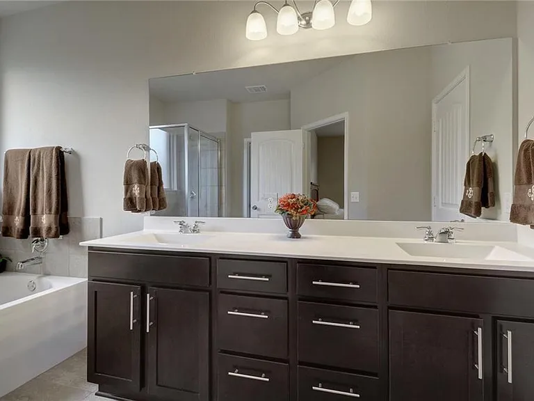 2433 Lyla Ln — Photo 12