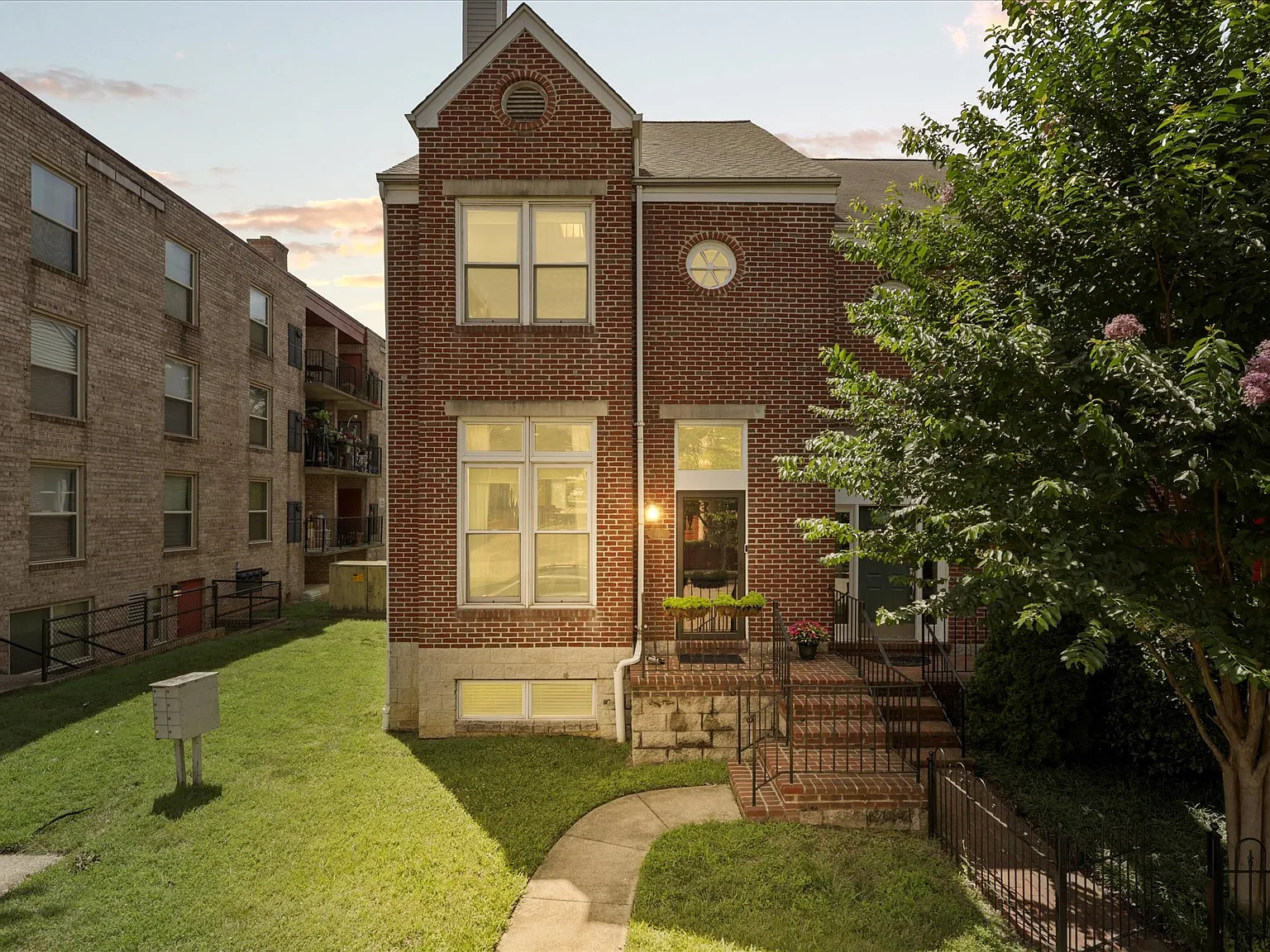 3 bed, 2725 sqft, $4,500 — Photo 1