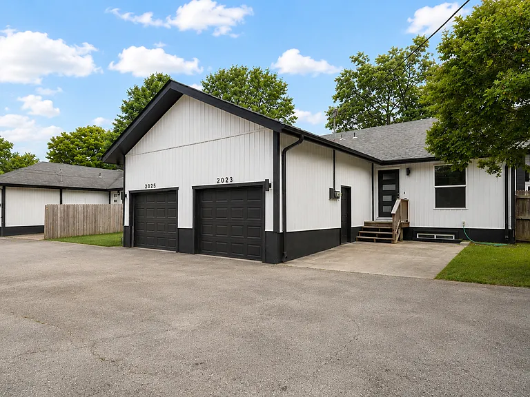 2023 E Battlefield Rd — Photo 1