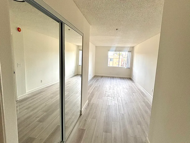6331 Los Robles Ave #6 — Photo 11