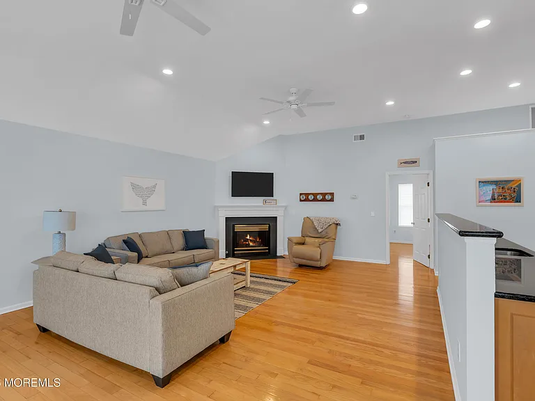 412 Broadway — Photo 9