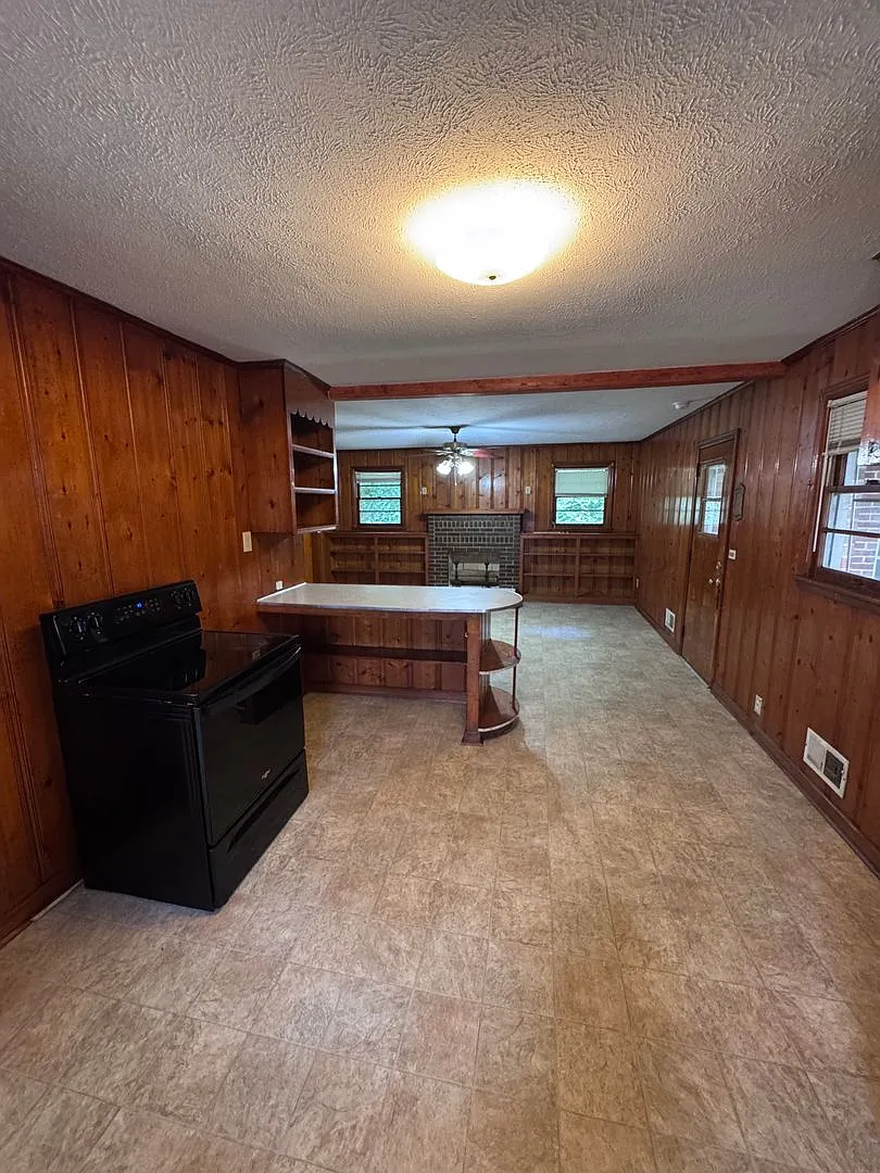 916 Stewart Street — Photo 4