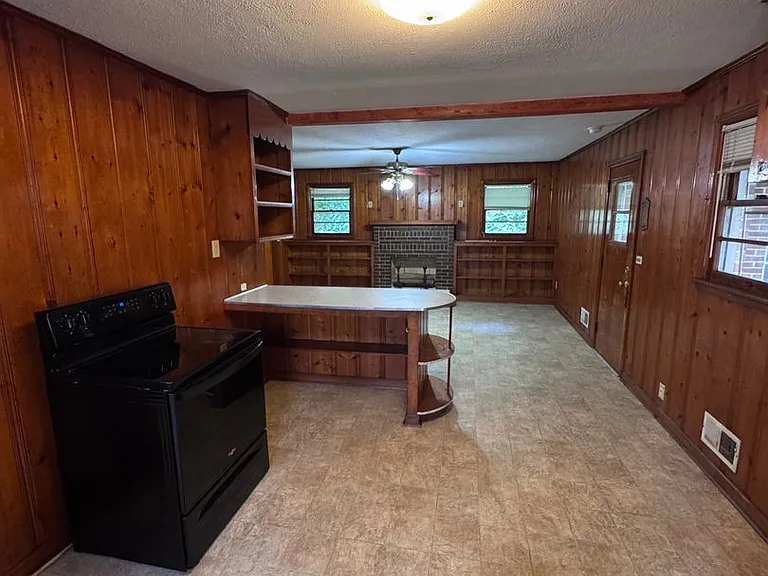 916 Stewart St — Photo 4