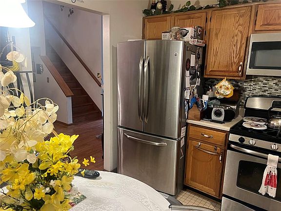 5th image of 589 Tarragon Ct SW