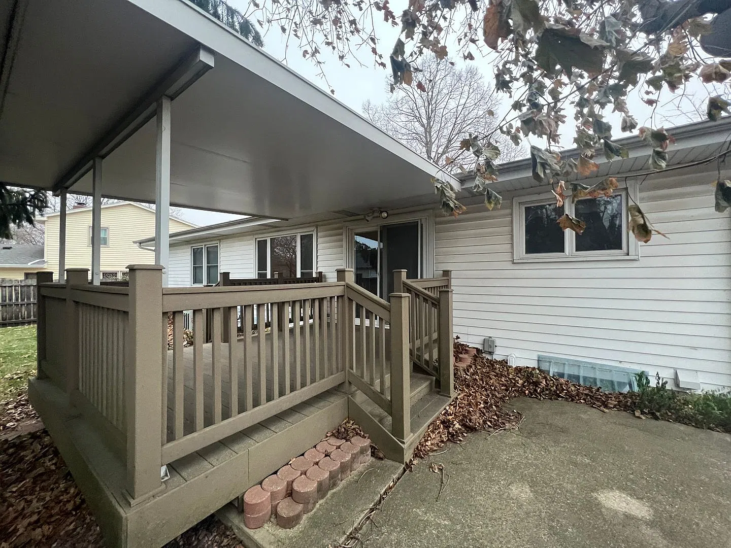 3 Bedroom 2 Full Bath and a Short Walk to White Oaks! — Photo 2