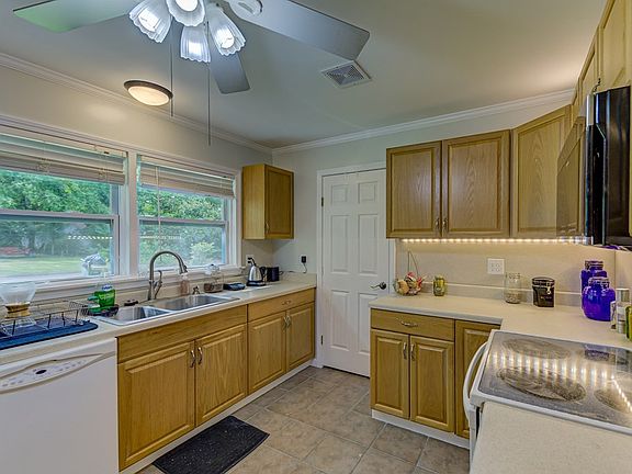 5th image of 7 Crestwood Dr
