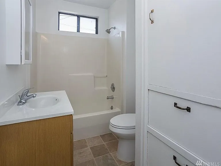 919 Hudson St — Photo 2