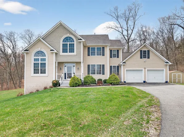 30 Meadowood Lane, Wappingers Falls, NY 12590