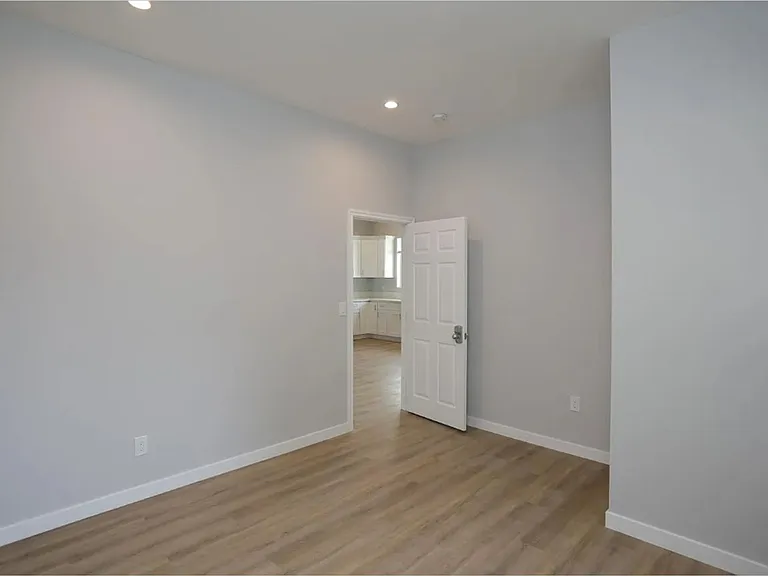 369 N Waverly St — Photo 10