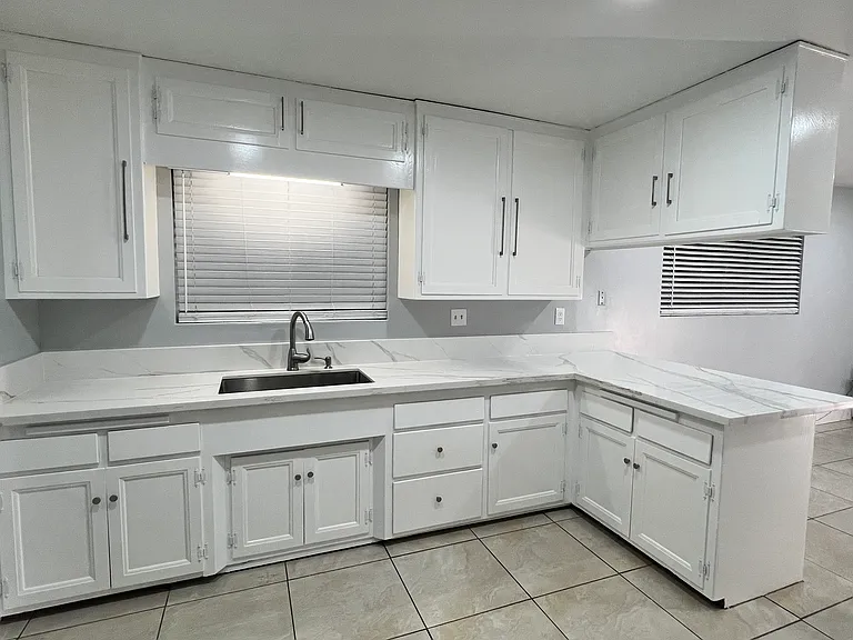 15503 Bloomfield Ave — Photo 8
