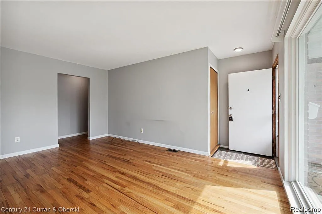 3 bed, 1.5 bath, 1237 sqft, $2,195 — Photo 2