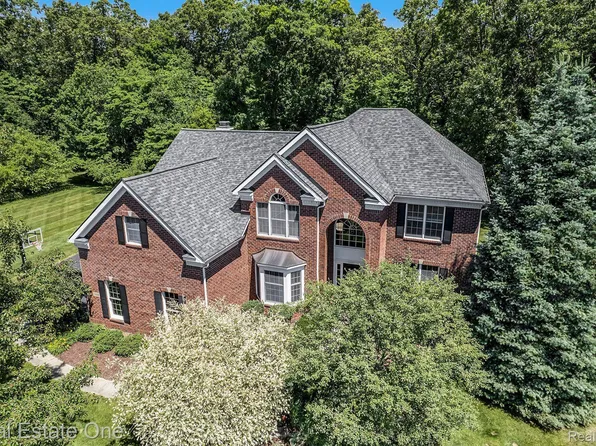 1939 Scenic Dr, Milford, MI 48380
