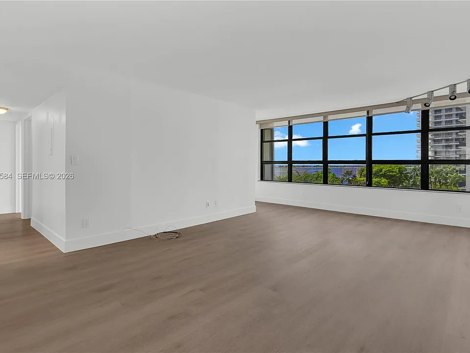 1440 Brickell Bay Dr #604