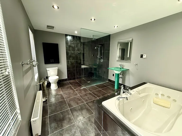 261 Queen St W #3 — Photo 20