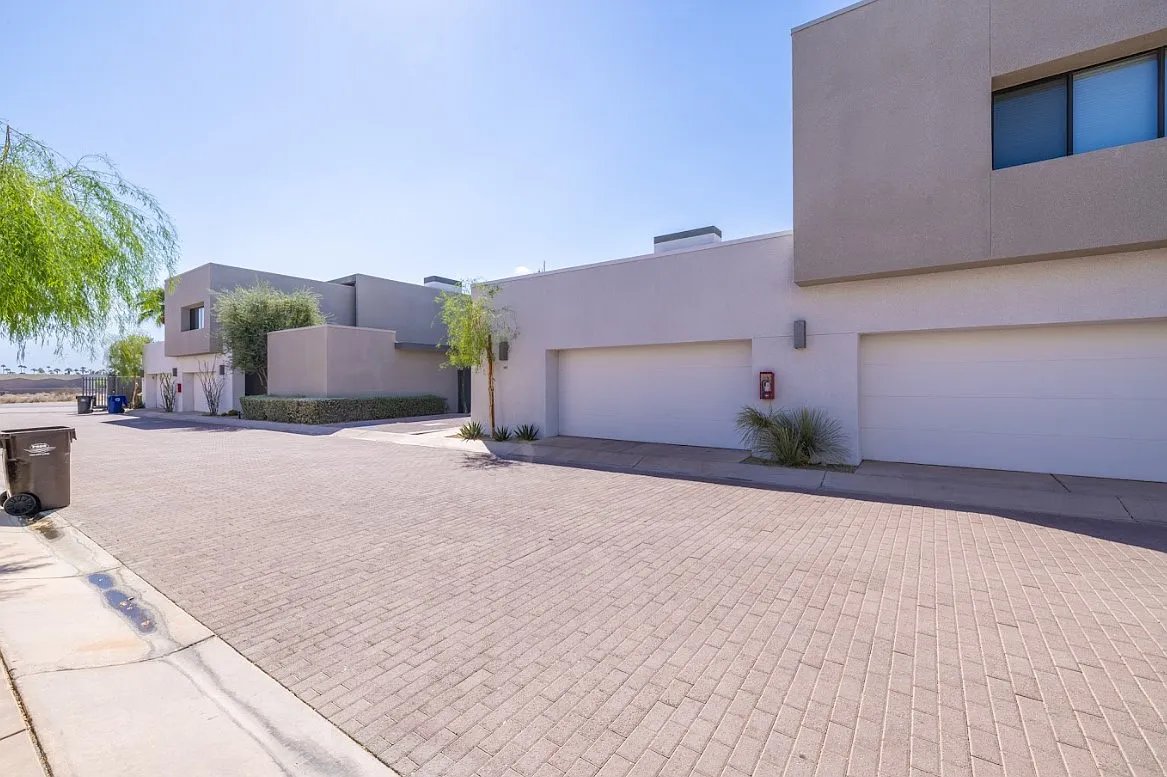 1506 E Baristo Rd — Photo 2