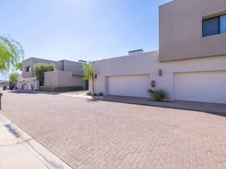 1506 E Baristo Rd — Photo 2