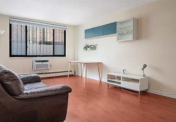 3rd image of 307 Cherry St APT I1