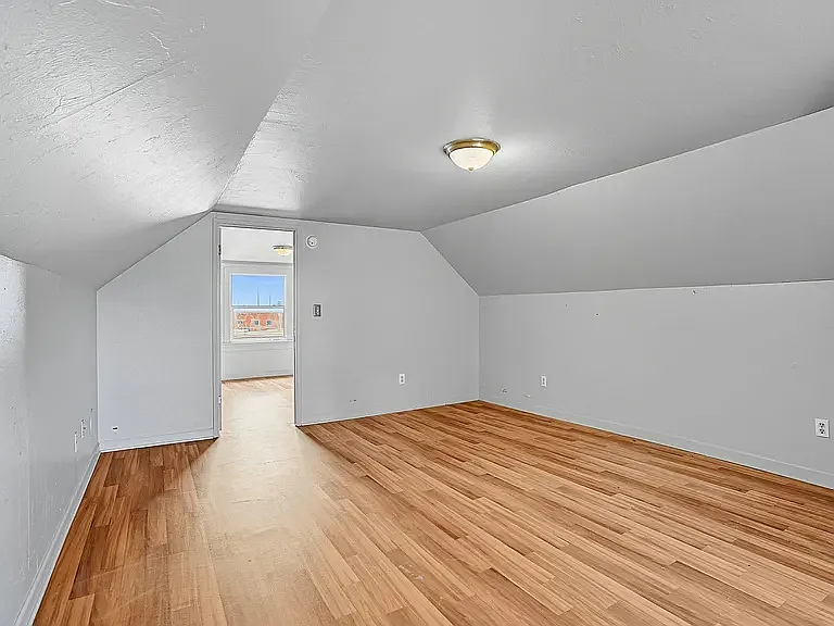913 E Illinois Ave — Photo 7
