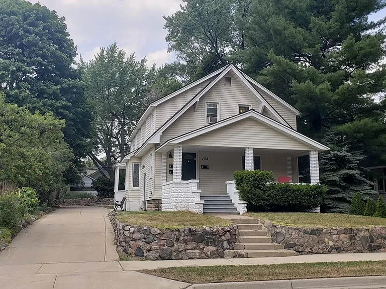 D090 - Terry Ave 133 — Photo 1