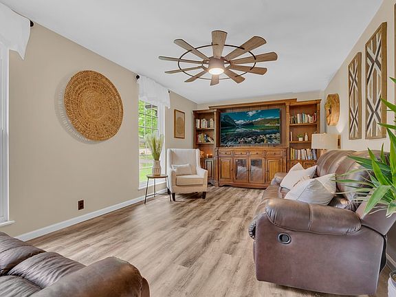 4th image of 555 Scenic Ln