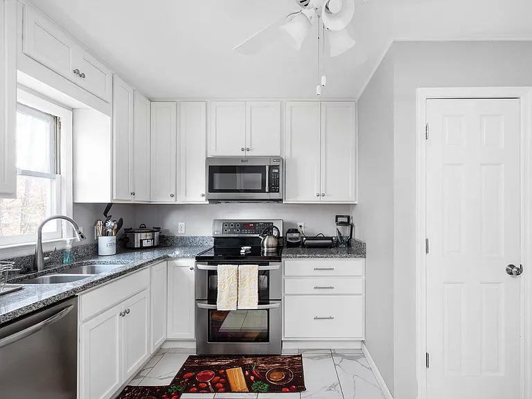 11 Endicott Ln #B2 — Photo 9