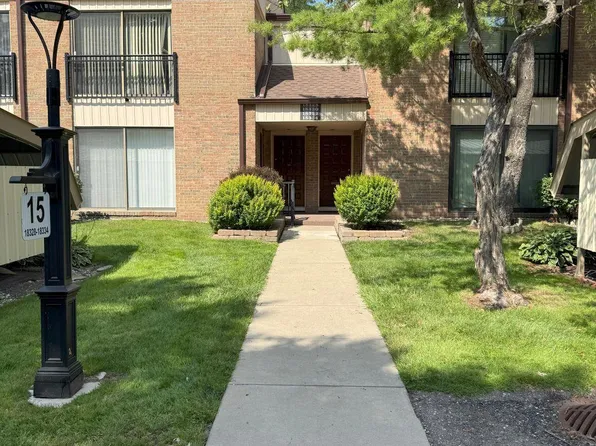 18334 University Park Dr, Livonia, MI 48152