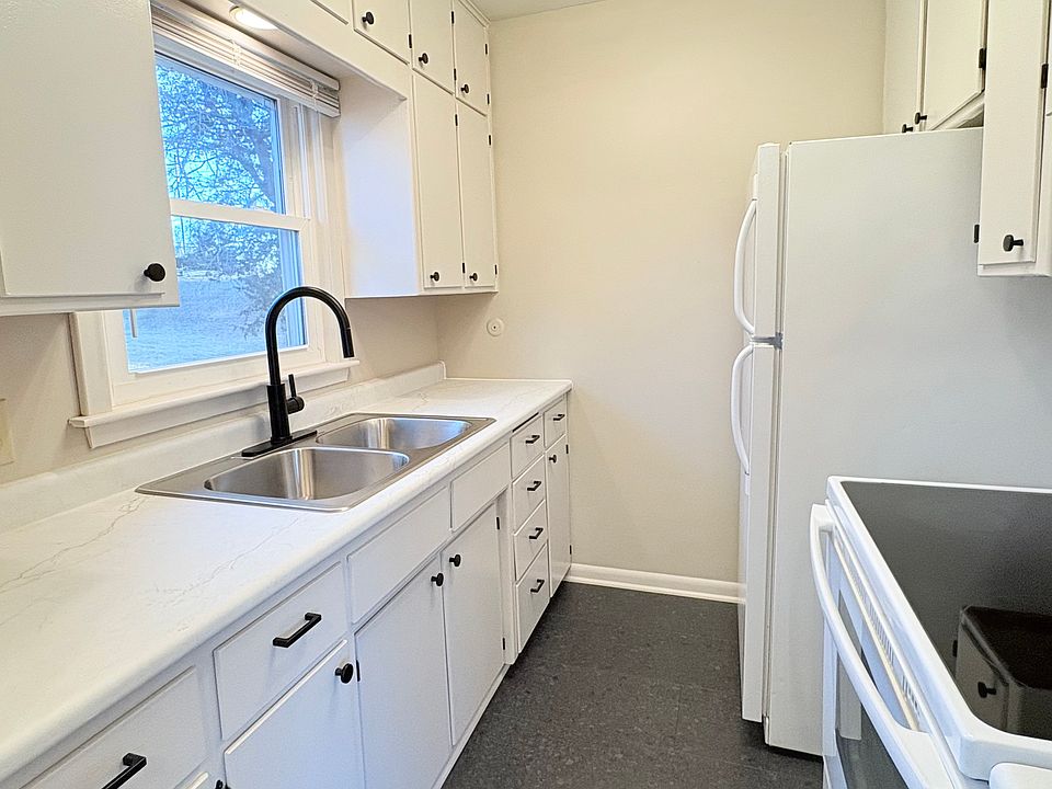 1st image of 131 Wedgewood Dr APT 2