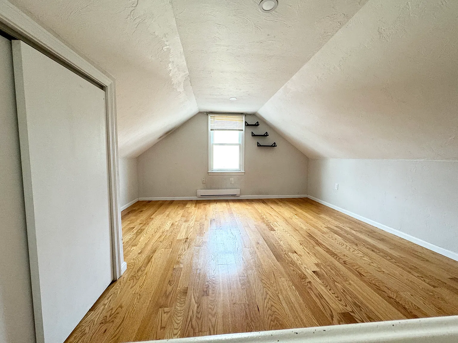 4 bed, 1.5 bath, 1500 sqft, $3,800 — Photo 3