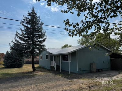 805 Cedar Ct, Weippe, ID, 83553